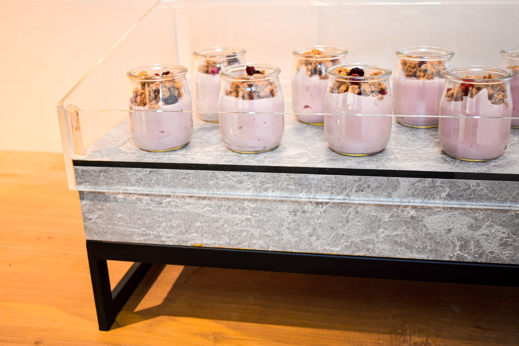 Chladicí box na balené jogurty GN 1/1, dekor beton